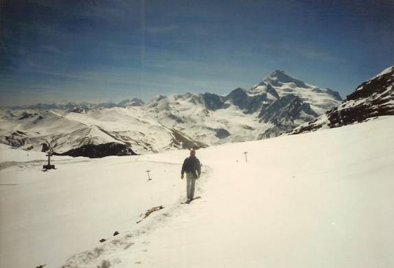 Com muita neve, caminhando para o Chacaltaya, perto de La  Paz, na Bolívia, em 1990